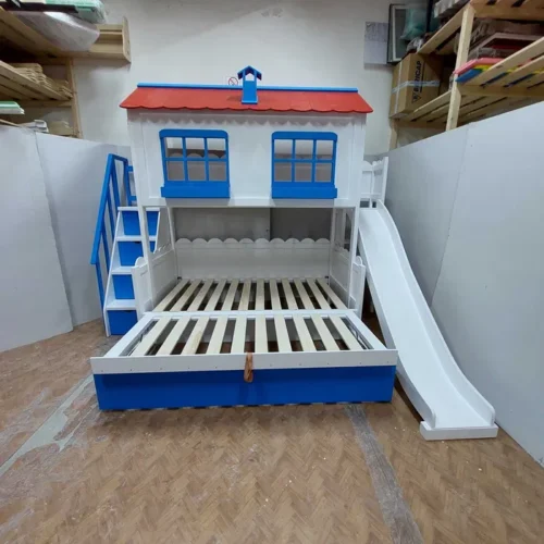 Pat supraetajat căsuță, cu tobogan și scăriță, într-un design modern și distractiv