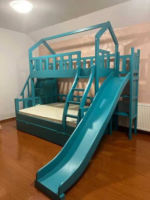 Pat supraetajat din lemn masiv cu tobogan de 3 locuri fabricat manual in Romania Pat supraetajat din lemn masiv cu tobogan de 3 locuri fabricat manual in Romania