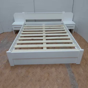 Pat din lemn cu noptiere incorporate incluse