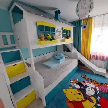 Pat cu tobogan tip casuta de poveste, cu albastru si galben. Pat cu tobogan, scari si sertare. Pat cu loc de joaca ideal.