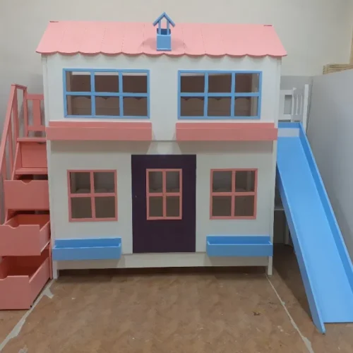 Pat etajat cu tobogan cu doua locuri, cu roz si albastru in forma de casuta. Pat etajat cu sertare in forma de scari, geamuri si usa.
