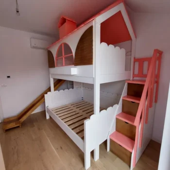 Pat cu tobogan tip căsuță cu scara, sertare, acoperis si tobogan cu alb si roz, din lemn masiv
