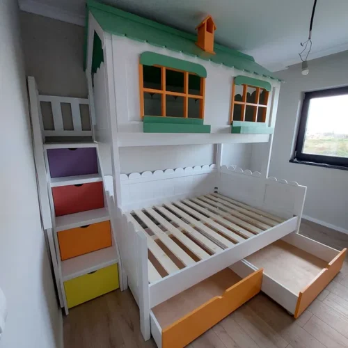 pat cu etaj pentru copii in forma de casuta