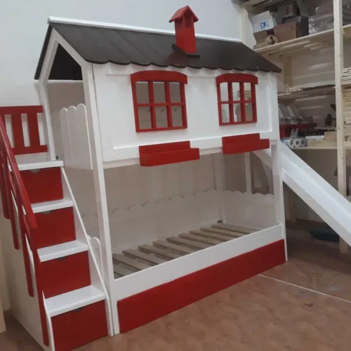 Pat casuta cu tobogan cu alb si rosu