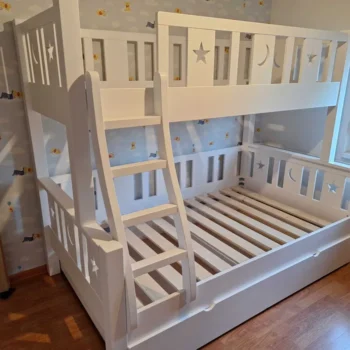 Pat etajat cu 3 locuri din lemn masiv. Comanda acum de la Mobila GDI, producator roman de mobilier din lemn masiv.