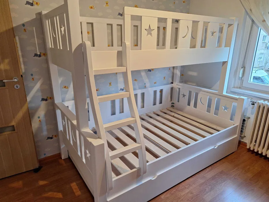 Pat etajat cu 3 locuri din lemn masiv. Comanda acum de la Mobila GDI, producator roman de mobilier din lemn masiv. Pat etajat cu 3 locuri din lemn masiv. Comanda acum de la Mobila GDI, producator roman de mobilier din lemn masiv.