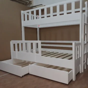 Pat etajat cu trei locuri si sertare