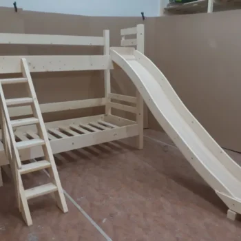 Pat supraetajat cu tobogan