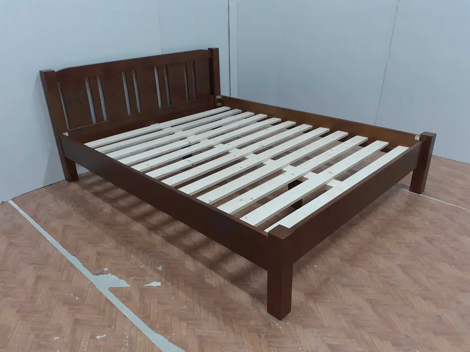 Pat de doua persoane din lemn masiv in diverse dimensiuni: 140x200 cm, 160x200 cm si 180x200 cm. Comanda acum!