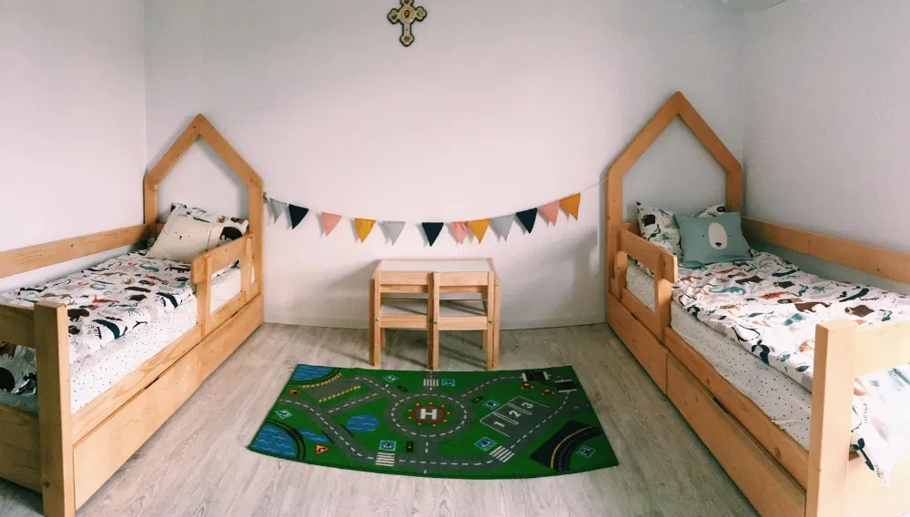 Pat Montessori din lemn masiv pentru copii 200x90cm cu sertare de depozitare. Comanda acum!