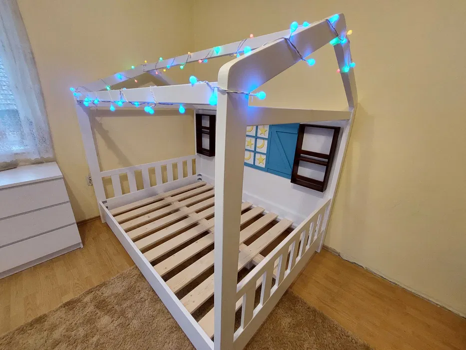 Pat elegant Montessori casuta pentru copii 140x200 cm din lemn masiv. Comanda acum!