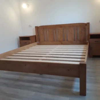 Set pat din lemn masiv cu noptiere.