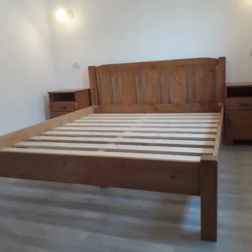 Set pat din lemn masiv cu noptiere.