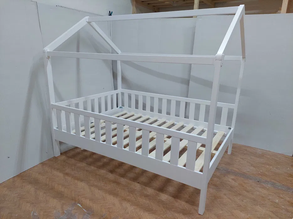 Pat copii elegant Montessori tip casuta 140x200cm. Comanda acum!