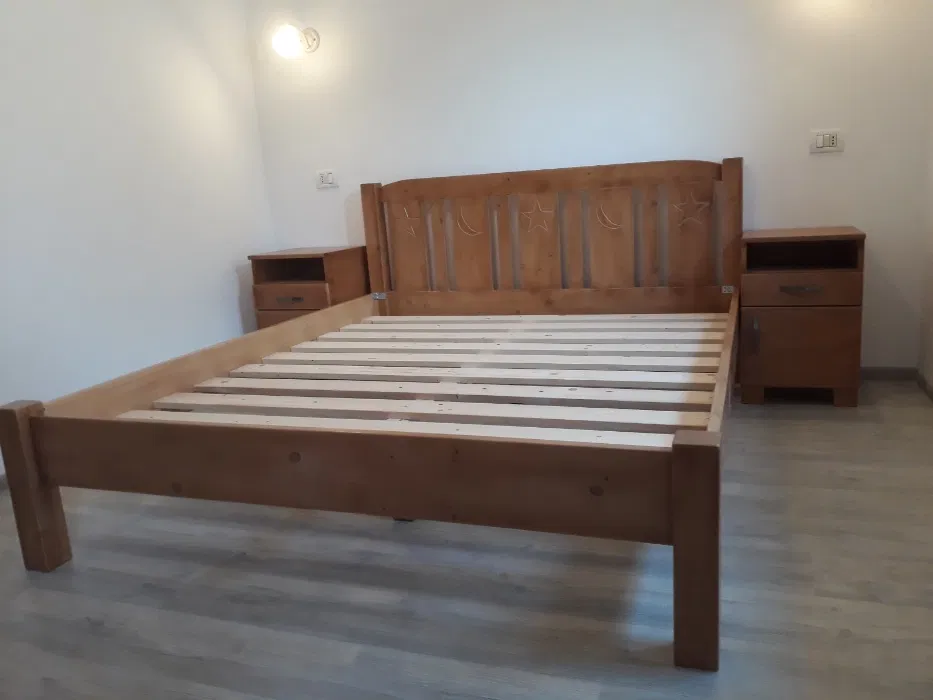 Set pat din lemn masiv cu noptiere.