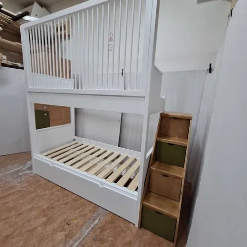 Pat etajat din lemn masiv pentru 3 saltele. Comanda acum!