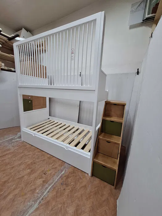 Pat etajat din lemn masiv pentru 3 saltele. Comanda acum! Pat etajat din lemn masiv pentru 3 saltele. Comanda acum!