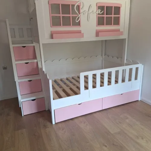 Pat casuta cu tobogan premium, din lemn masiv de cea mai inalta calitate. Comanda acum simplu si rapid!