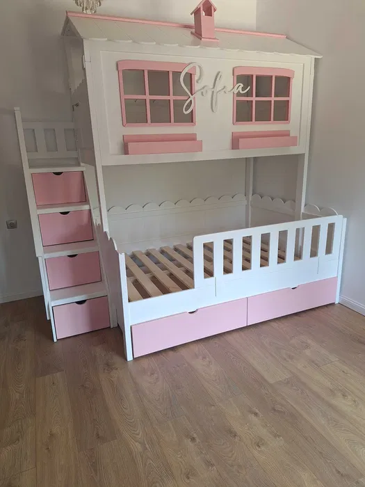 Pat casuta cu tobogan premium, din lemn masiv de cea mai inalta calitate. Comanda acum simplu si rapid!