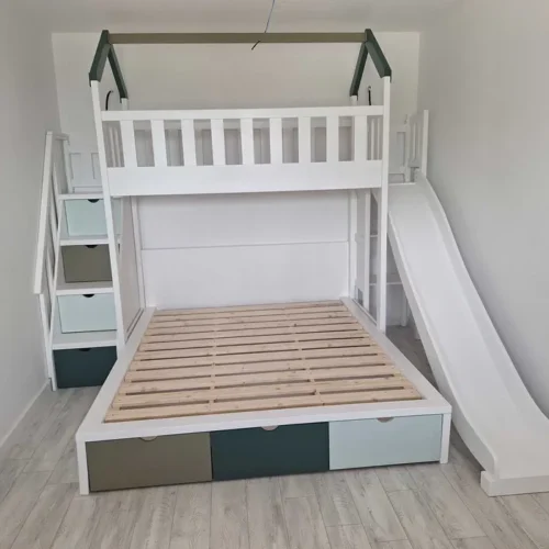 Pat cu tobogan cu scara tip sertare, din lemn masiv de cea mai inalta calitate. Intra si comanda acum!