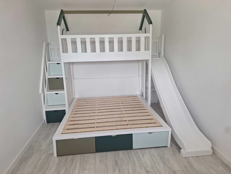 Pat cu tobogan cu scara tip sertare, din lemn masiv de cea mai inalta calitate. Intra si comanda acum!