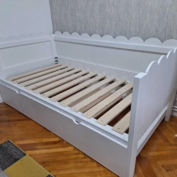 Pat de o persoana extensibil din lemn masiv. 90x200cm. Comanda acum de la Mobila GDI. Producator de mobilier din lemn masiv.