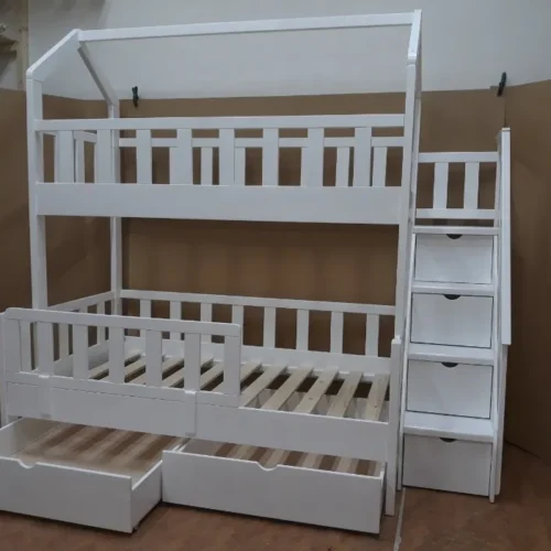 Pat etajat tip căsuță din lemn masiv, pentru saltele de 120 × 200 și 90 × 200 cm, cu sertare, somiere și scară incluse. Vezi modelul!