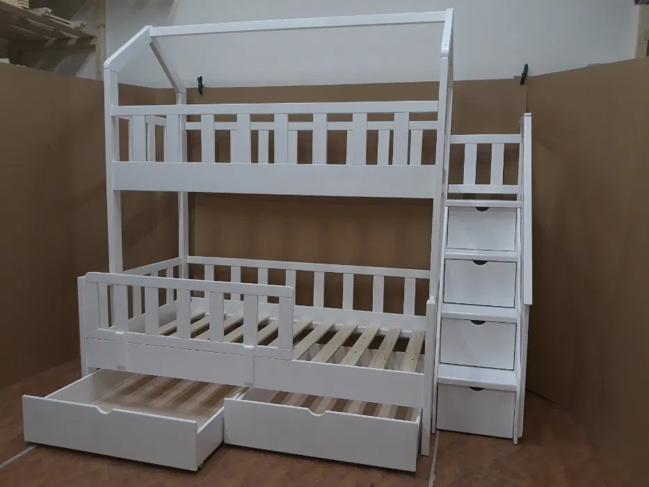 Pat etajat tip căsuță din lemn masiv, pentru saltele de 120 × 200 și 90 × 200 cm, cu sertare, somiere și scară incluse. Vezi modelul! Pat etajat tip căsuță din lemn masiv, pentru saltele de 120 × 200 și 90 × 200 cm, cu sertare, somiere și scară incluse. Vezi modelul!
