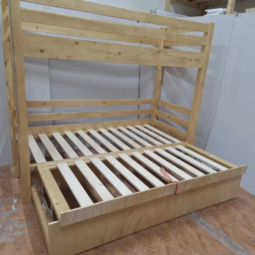 Pat etajat extensibil din lemn masiv, cu 3 locuri și somiere incluse. Compatibil cu saltele de 90 × 200 cm. Descoperă modelul 2020!