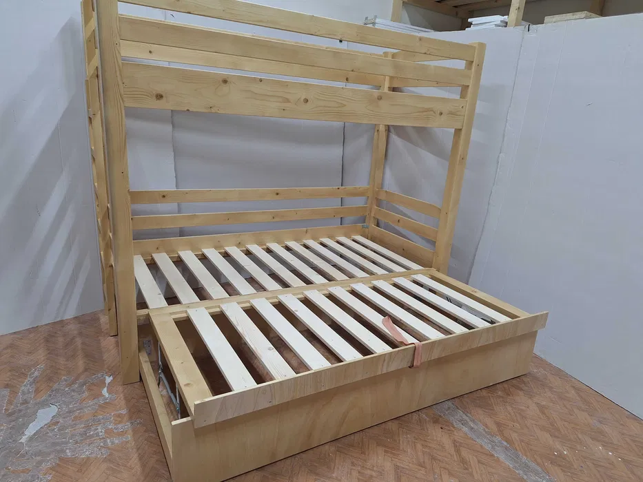 Pat etajat extensibil din lemn masiv, cu 3 locuri și somiere incluse. Compatibil cu saltele de 90 × 200 cm. Descoperă modelul 2020! Pat etajat extensibil din lemn masiv, cu 3 locuri și somiere incluse. Compatibil cu saltele de 90 × 200 cm. Descoperă modelul 2020!