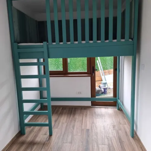 Pat etajat înalt din lemn masiv, pentru saltea de 90 × 200 cm, cu spațiu pentru birou sau joacă. Somieră inclusă. Descoperă modelul!