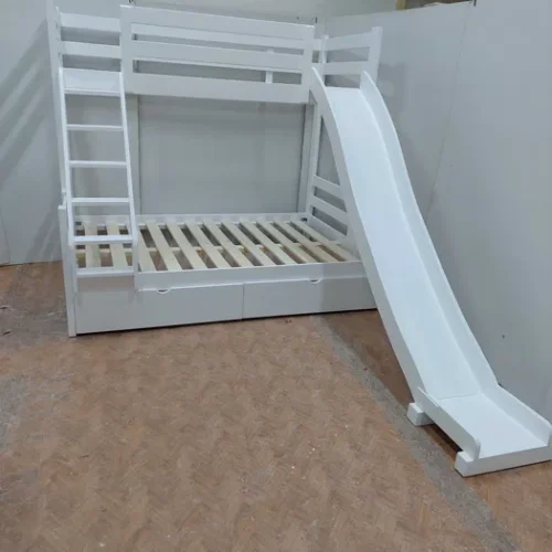 Cauți un pat etajat cu tobogan din lemn masiv? Alege modelul 3019, cu platou de joacă, sertare și trei locuri de dormit. Comandă acum acum de pe Mobila GDI, producator de mobilier din lemn masiv!