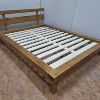 Cauți un pat matrimonial din lemn masiv? Alege modelul 222, realizat din grinzi robuste, cu somiere și finisaj incluse. Comandă acum acum de pe Mobila GDI, producator de mobilier din lemn masiv!