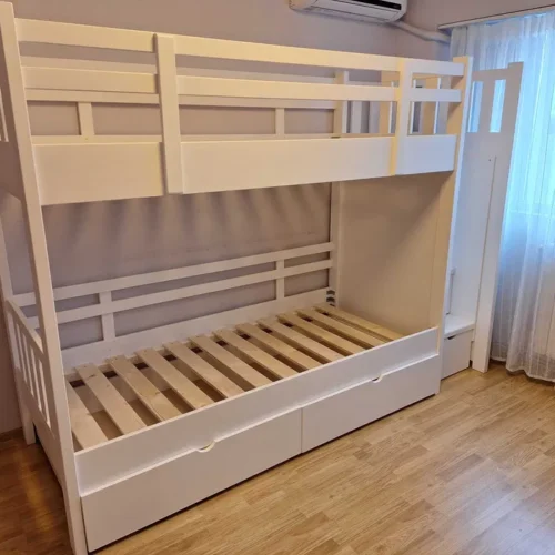 Cauți un pat etajat din lemn masiv pentru 2 sau 3 copii? Alege modelul 2606, cu sertare și somiere incluse. Comandă acum!