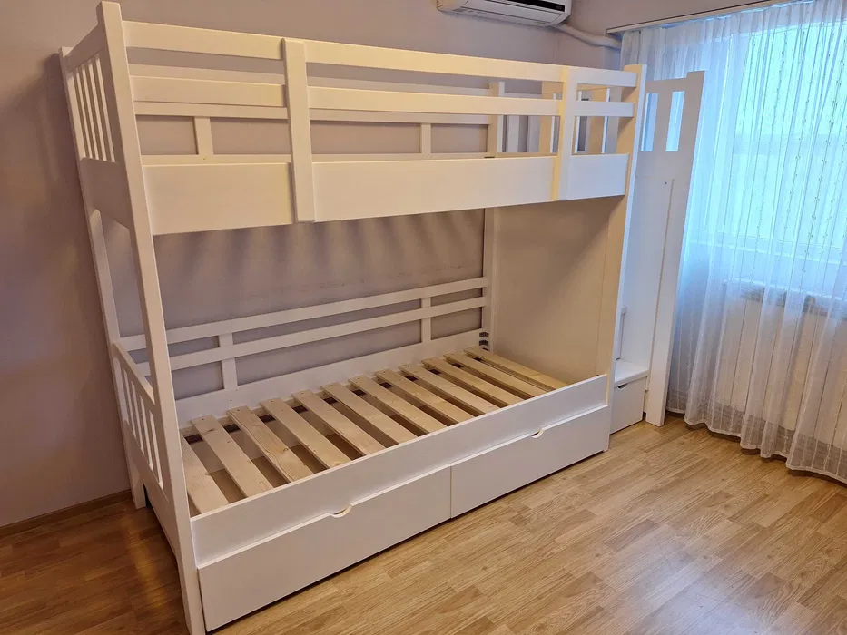 Cauți un pat etajat din lemn masiv pentru 2 sau 3 copii? Alege modelul 2606, cu sertare și somiere incluse. Comandă acum! Cauți un pat etajat din lemn masiv pentru 2 sau 3 copii? Alege modelul 2606, cu sertare și somiere incluse. Comandă acum!