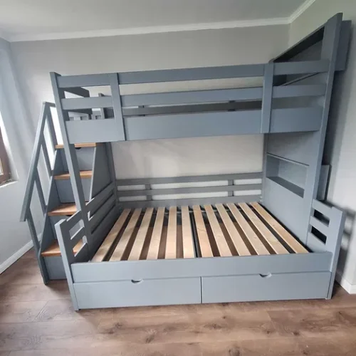 Pat etajat din lemn masiv pentru copii cu scara tip sertare. Dimensiune saltea: 200x120 cm si 200x90cm. Comanda acum simplu si rapid de la Mobila GDI!
