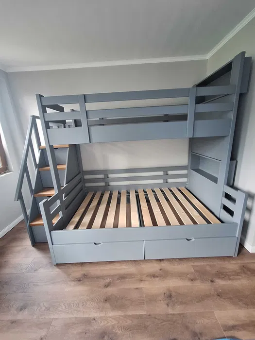 Pat etajat din lemn masiv pentru copii cu scara tip sertare. Dimensiune saltea: 200x120 cm si 200x90cm. Comanda acum simplu si rapid de la Mobila GDI! Pat etajat din lemn masiv pentru copii cu scara tip sertare. Dimensiune saltea: 200x120 cm si 200x90cm. Comanda acum simplu si rapid de la Mobila GDI!