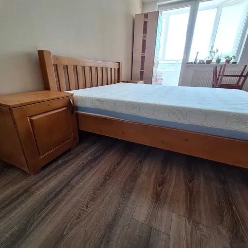 Cauți un pat matrimonial din lemn masiv? Alege modelul 224 pentru saltea de 160 × 200 cm, cu somiere și finisaj ecologic. Comandă acum simplu si rapid de la MOBILA GDI!