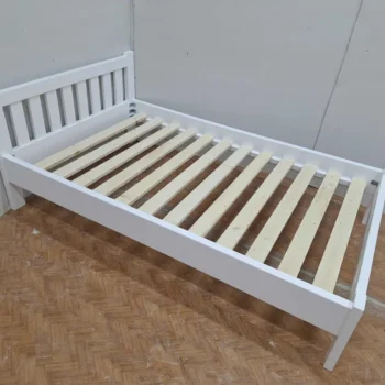 Cauți un pat matrimonial din lemn masiv de 120 × 200 cm? Alege modelul compact 223, cu somiere și finisaj incluse. Comandă acum simplu si rapid de la Mobila GDI!