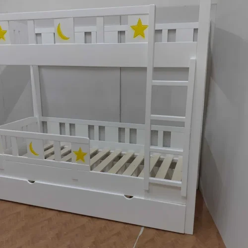 Pat etajat din lemn masiv pentru copii cu loc suplimentar. Comanda acum de la Mobila GDI, producator de mobilier din Romania.