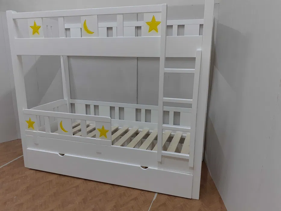 Pat etajat din lemn masiv pentru copii cu loc suplimentar. Comanda acum de la Mobila GDI, producator de mobilier din Romania. Pat etajat din lemn masiv pentru copii cu loc suplimentar. Comanda acum de la Mobila GDI, producator de mobilier din Romania.