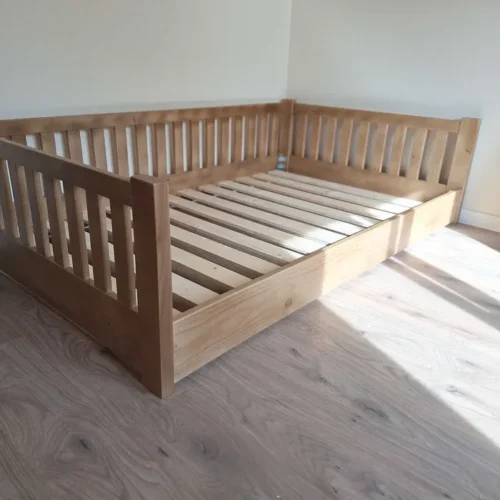 Cauți un pat matrimonial din lemn masiv de 120 × 200 cm? Alege modelul 221, cu somiere și finisaj incluse. Comandă acum de la Mobila GDI, producator de mobilier din lemn masiv!