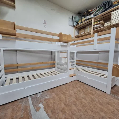 Cauți un pat etajat din lemn masiv pentru 4 copii? Modelul 4008 oferă 4 paturi de 90 × 200 cm și 3 sertare. Comandă acum!
