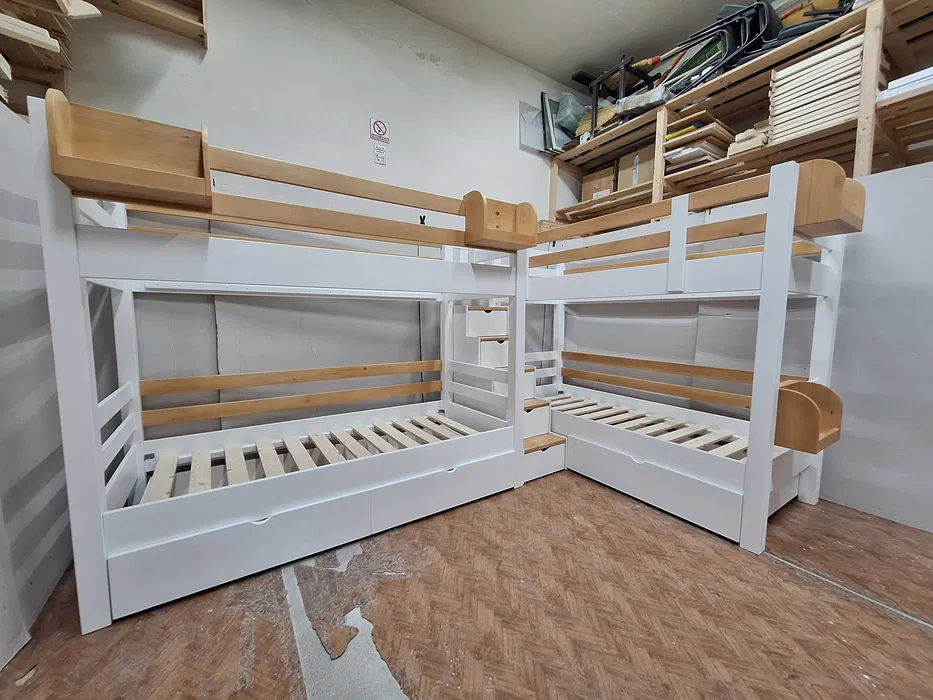 Cauți un pat etajat din lemn masiv pentru 4 copii? Modelul 4008 oferă 4 paturi de 90 × 200 cm și 3 sertare. Comandă acum! Cauți un pat etajat din lemn masiv pentru 4 copii? Modelul 4008 oferă 4 paturi de 90 × 200 cm și 3 sertare. Comandă acum!