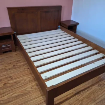 Cauți un pat matrimonial din lemn masiv de 120 × 200 cm? Alege modelul 221, cu somiere și finisaj incluse. Comandă acum de la Mobila GDI, producator de mobilier din lemn masiv!