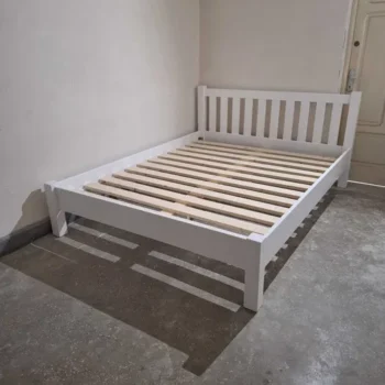 Pat matrimonial din lemn masiv, 160x200cm. Comanda acum de la Mobila GDI. Producator de mobilier pe comanda din lemn masiv.