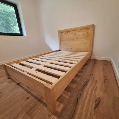 Pat matrimonial din lemn masiv, 140x200cm. Comanda acum de la Mobila GDI. Producator de mobilier pe comanda din lemn masiv.