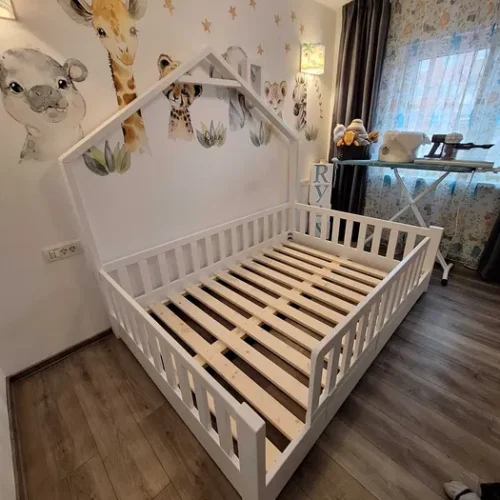 Pat Montessori din lemn masiv, pentru copii. Comanda acum de la Mobila GDI. Producator de mobilier pe comanda din lemn masiv.
