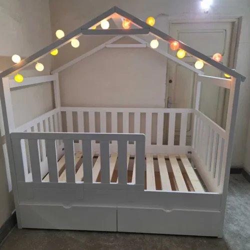 Pat Montessori 120x200cm din lemn masiv, pentru copii. Comanda acum de la Mobila GDI. Producator de mobilier pe comanda din lemn masiv.