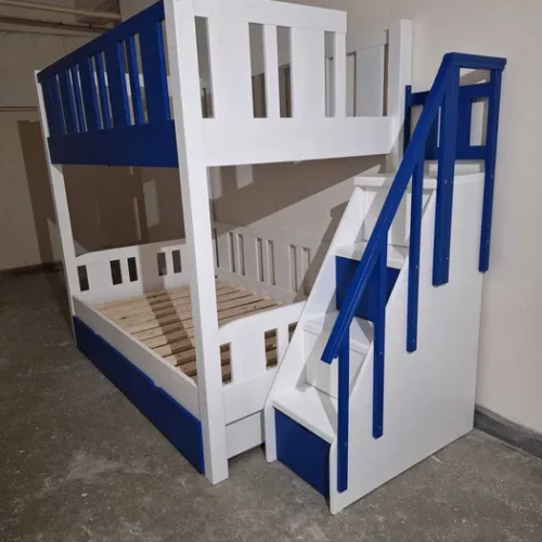 Pat etajat din lemn masiv cu 4 locuri. Comanda acum de la Mobila GDI. Producator de mobilier pe comanda din lemn masiv.